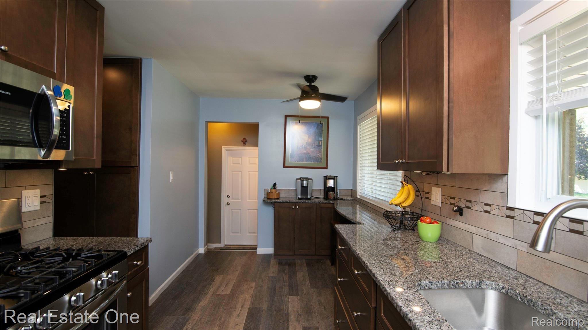28536 Quail Hollow Road Farmington, MI 48331 - Photo 6 of 48 Kitchen