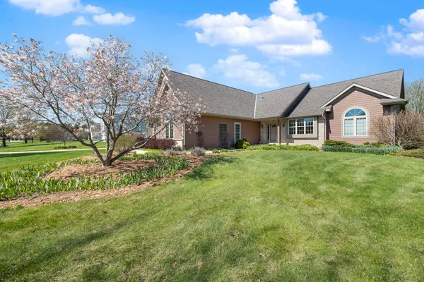$599,900 | 210 Hunters Crossing Court, Slinger, WI 53086