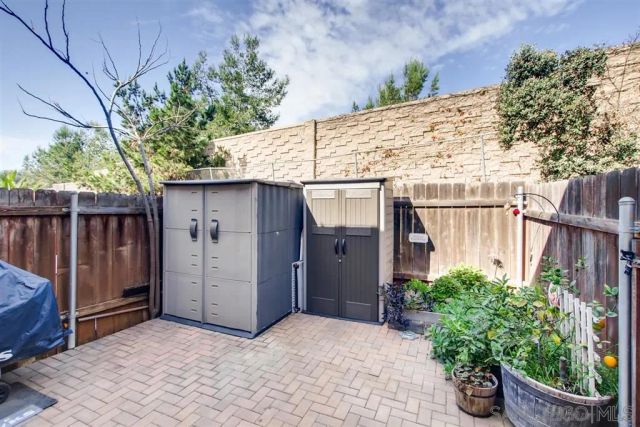 a view of a entrance gate of the house