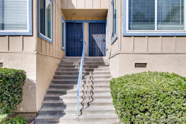 a view of a entrance of the house