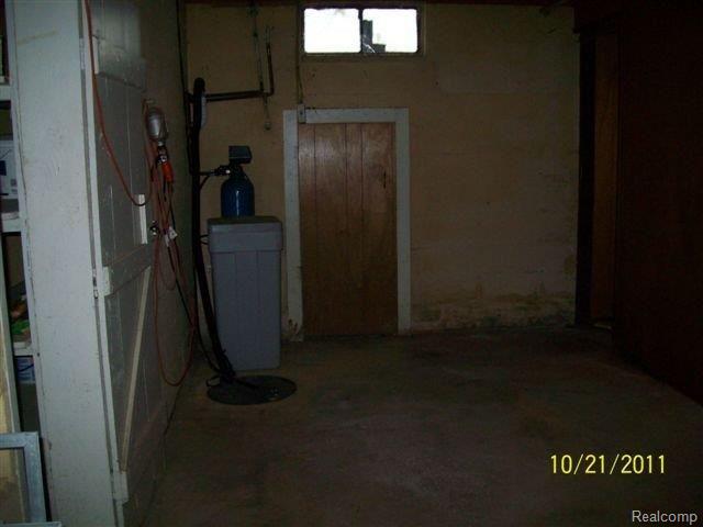 7760 Silver Lake Road Linden, MI 48451 - Photo 8 of 8 10-21-11 023