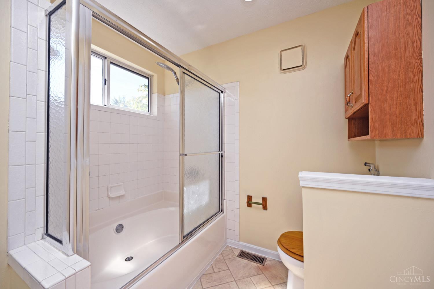 7853 West Chester Road West Chester, OH 45069 - Photo 24 of 54 Shower has oversized tub.