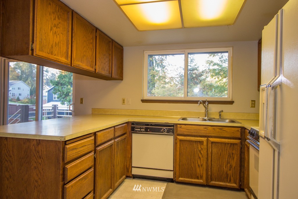 5220 Northeast 24th Street Renton, WA 98059 - Photo 5 of 10