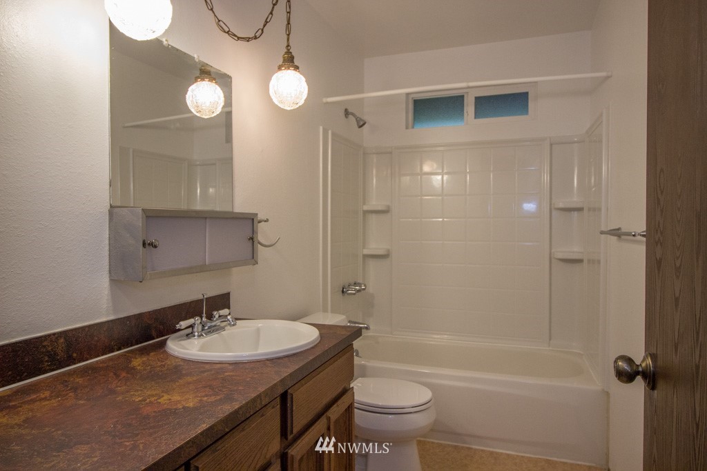 5220 Northeast 24th Street Renton, WA 98059 - Photo 7 of 10
