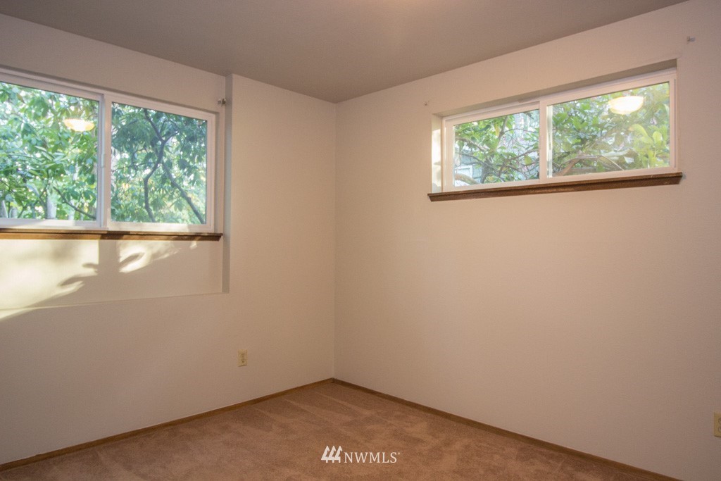 5220 Northeast 24th Street Renton, WA 98059 - Photo 8 of 10