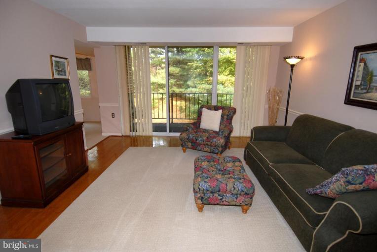 1402 Northgate Square, Unit 2/12B Reston, VA 20190 - Photo 3 of 18 Living Room