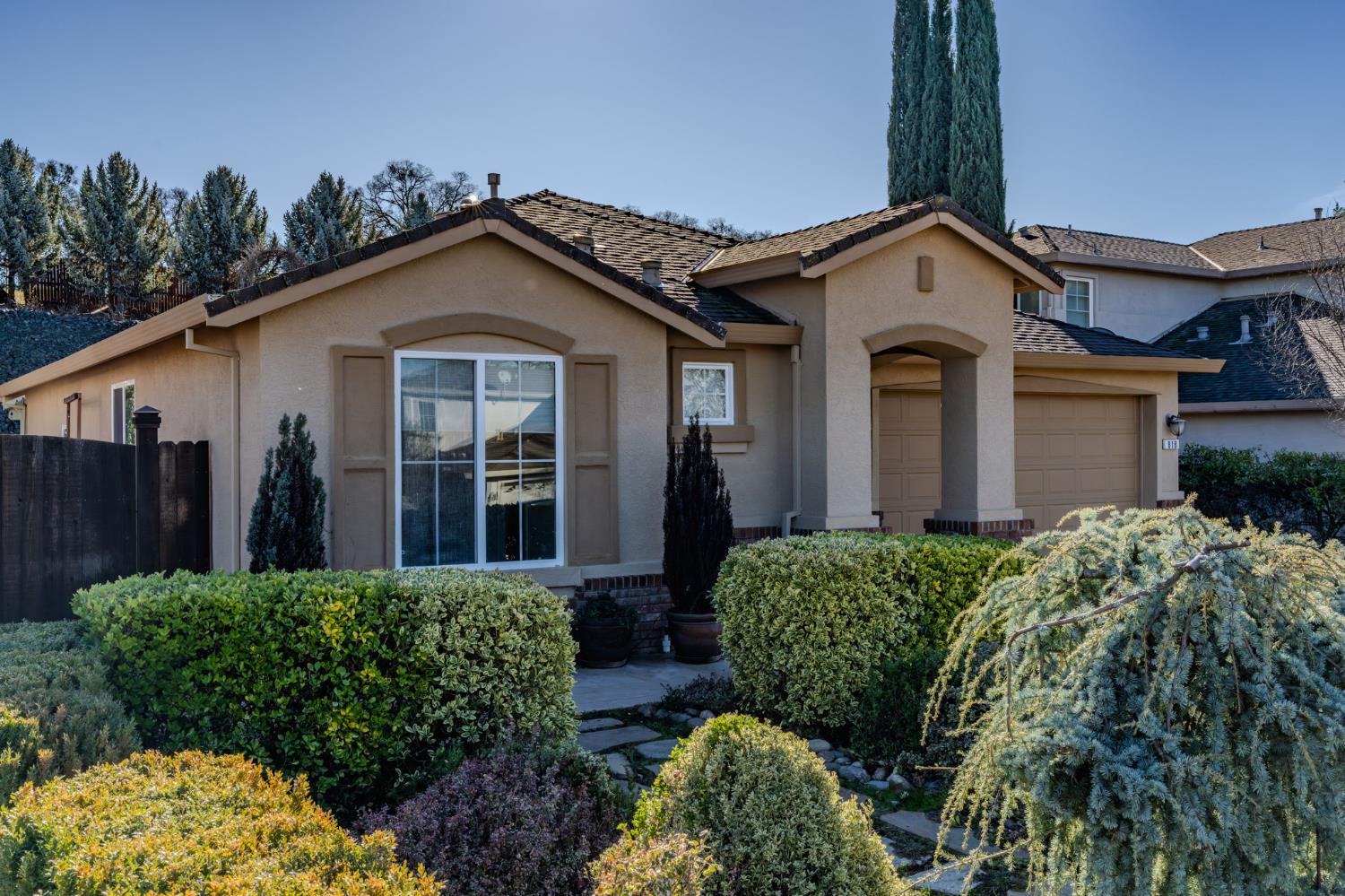 a view of a front of house with a yard