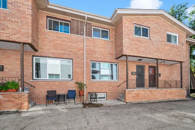 $379,900 | 249 Vine Avenue, Unit B, Park Ridge, IL 60068