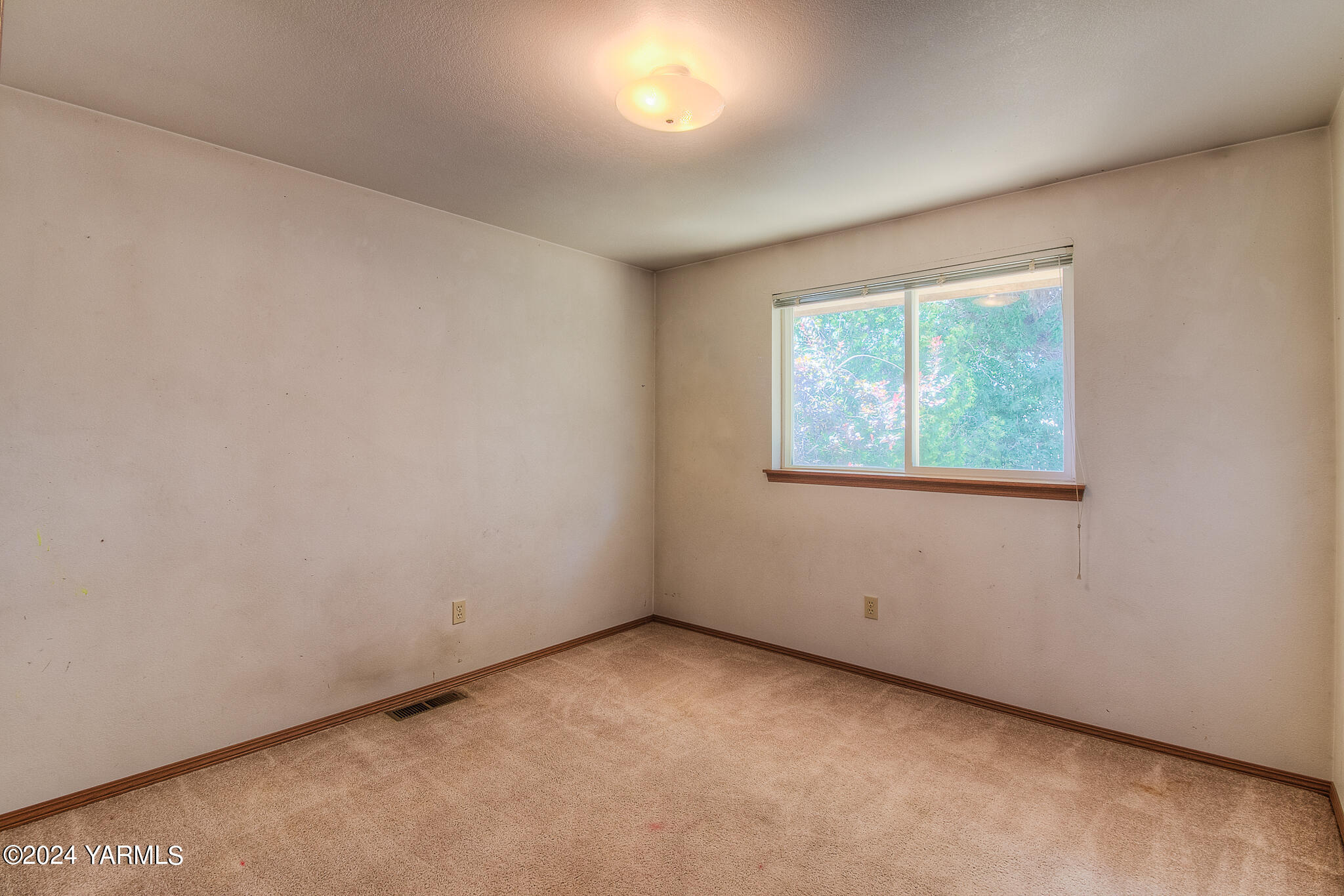 1729 Parsons Loop Yakima, WA 98908 - Photo 17 of 27 an empty room with a window