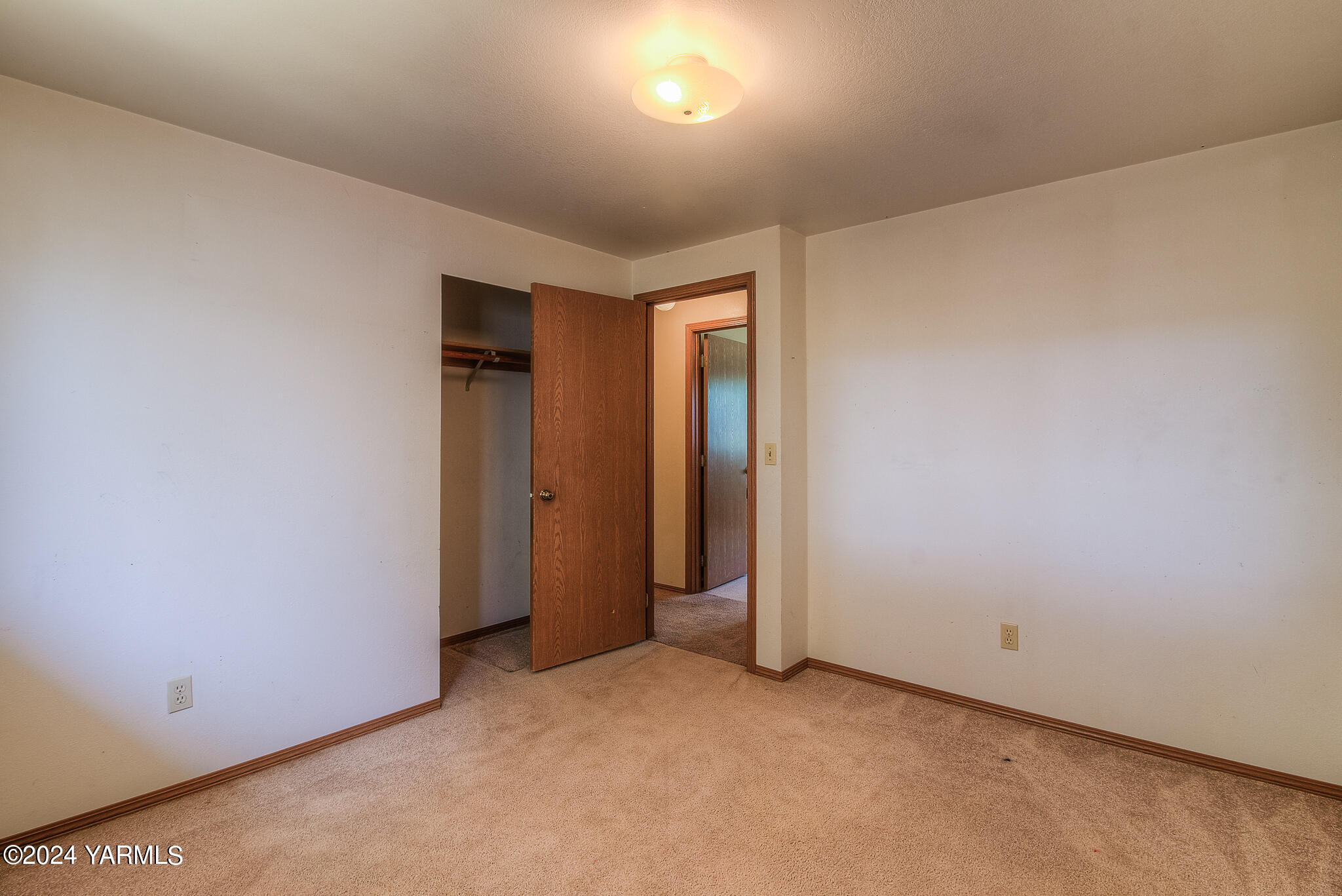 1729 Parsons Loop Yakima, WA 98908 - Photo 18 of 27 an empty room with closet and windows