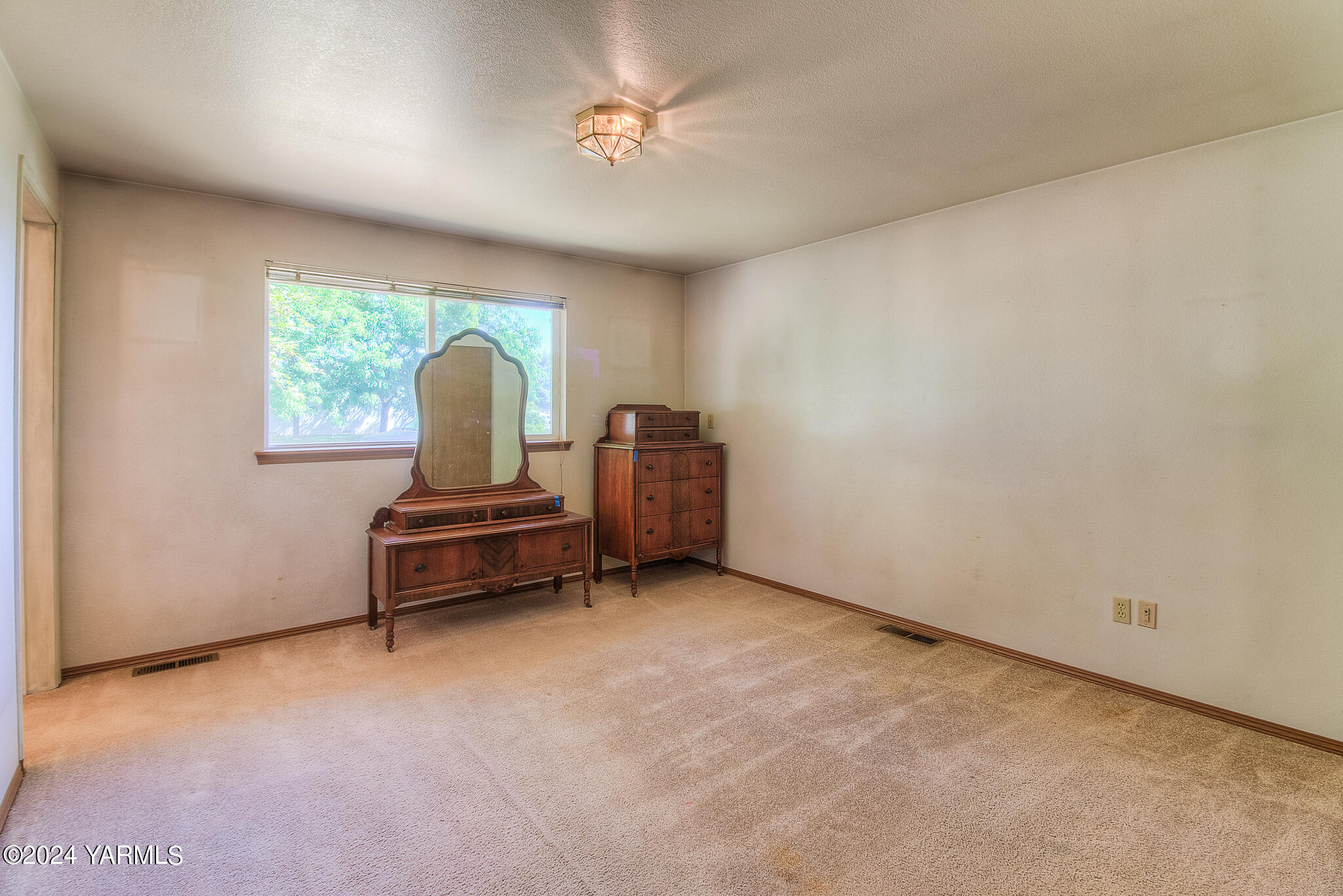 1729 Parsons Loop Yakima, WA 98908 - Photo 20 of 27 an empty room with windows and a ceiling fan