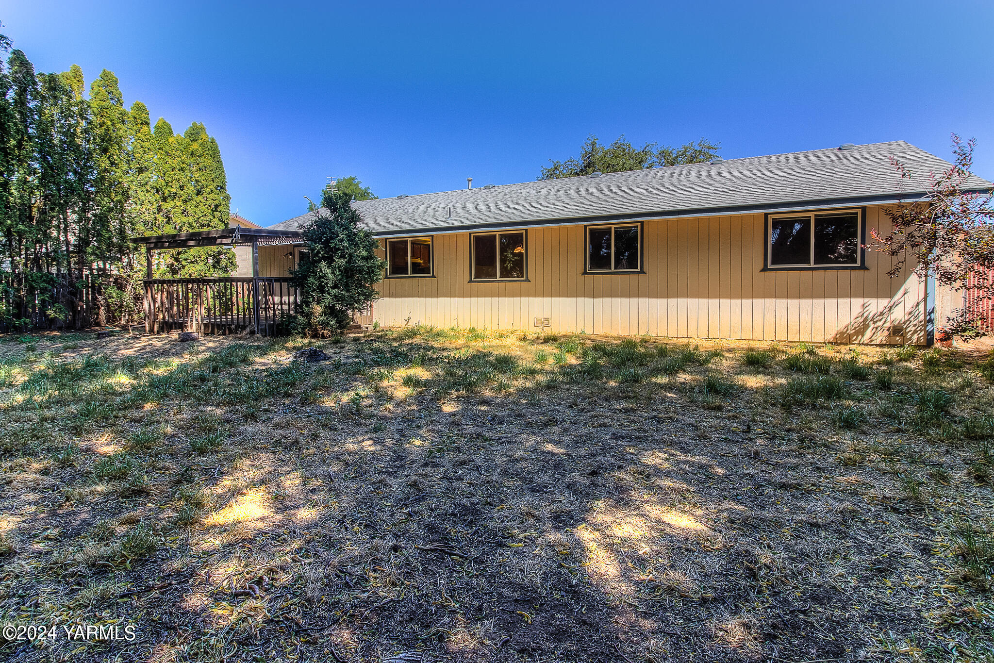 1729 Parsons Loop Yakima, WA 98908 - Photo 25 of 27 a front view of a house with a yard