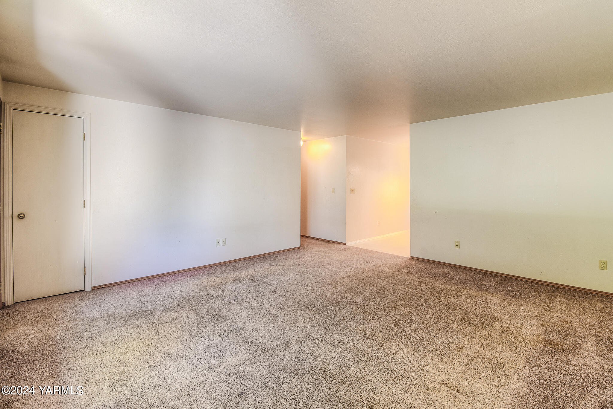 1729 Parsons Loop Yakima, WA 98908 - Photo 4 of 27 a view of an empty room and entryway