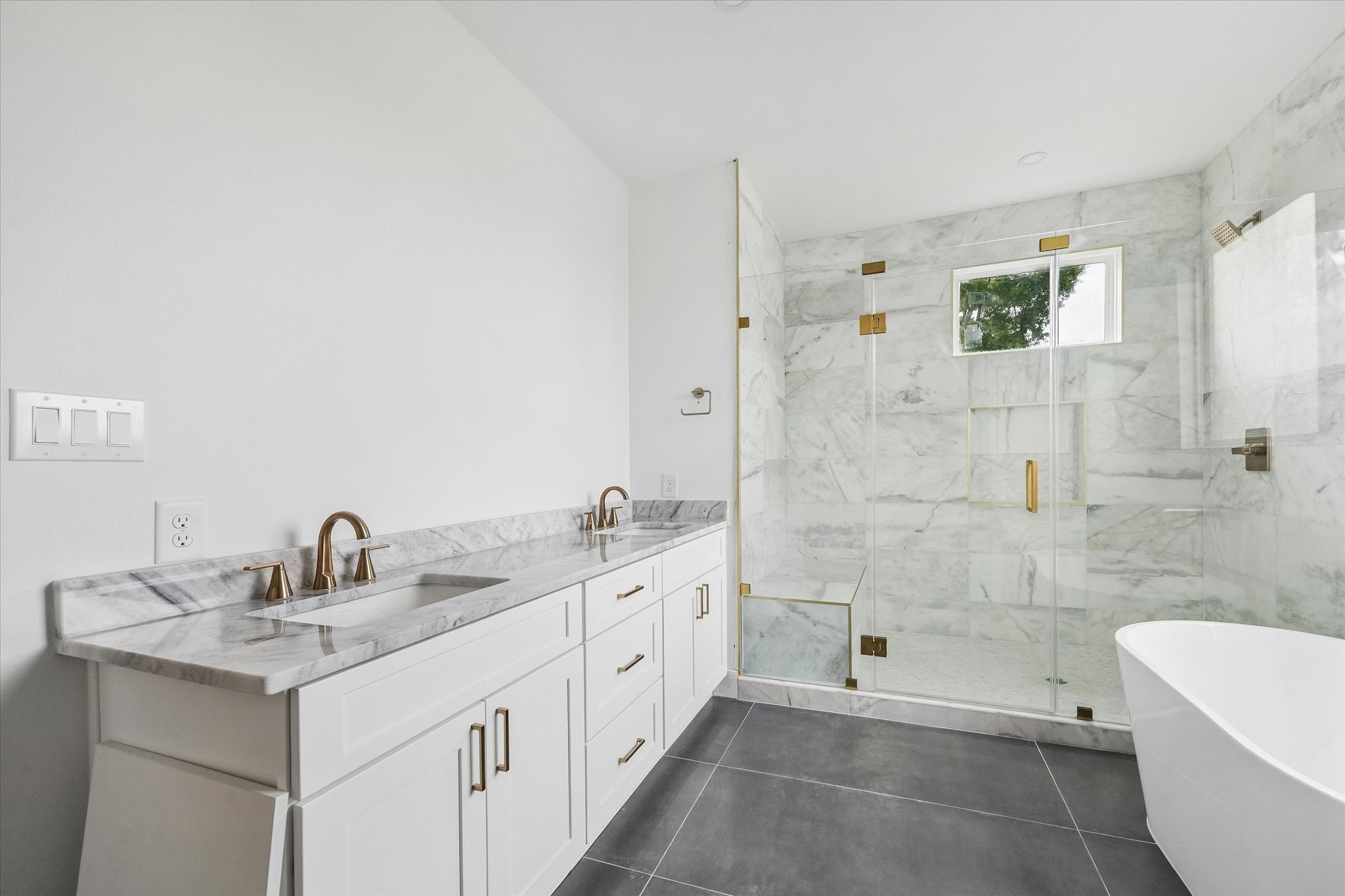 1034 West 17th Street, Unit B Houston, TX 77008 - Photo 10 of 25 Another view of the ensuite bathroom.