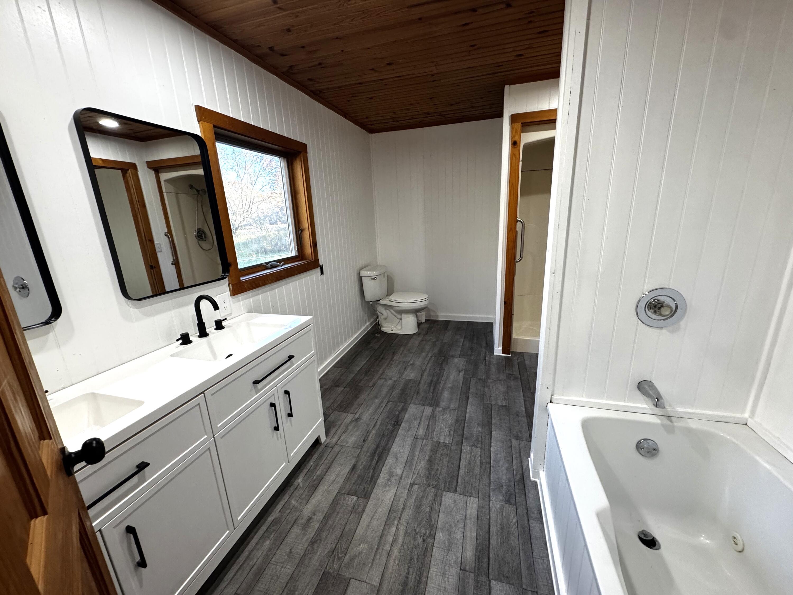 3336 Chabot Road Benton Harbor, MI 49022 - Photo 18 of 27 Main Bathroom