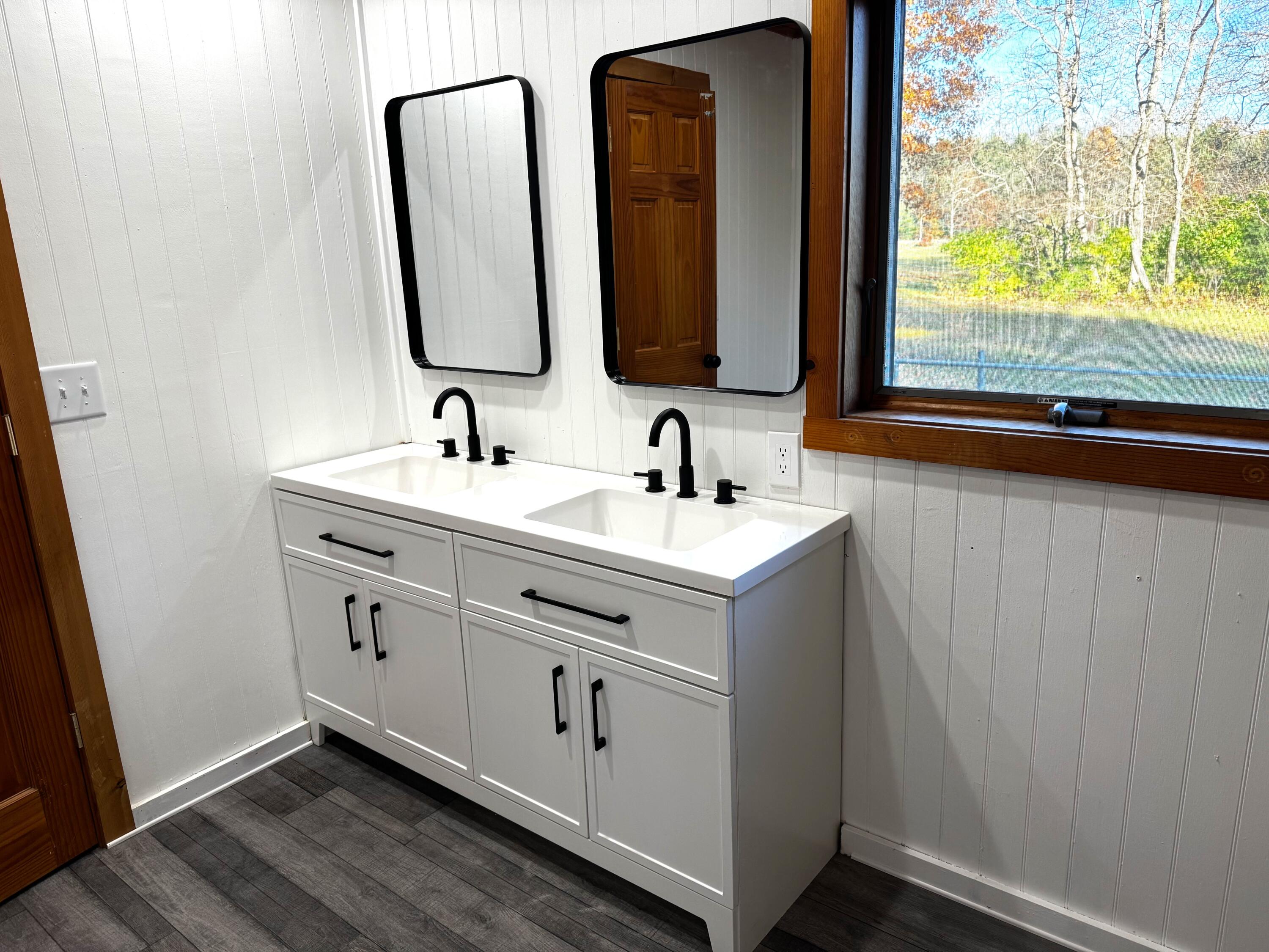 3336 Chabot Road Benton Harbor, MI 49022 - Photo 19 of 27 Main Bathroom