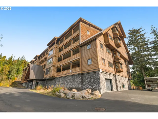 $919,000 | 31252 East Collins Lake Road, Government Camp, OR 97028