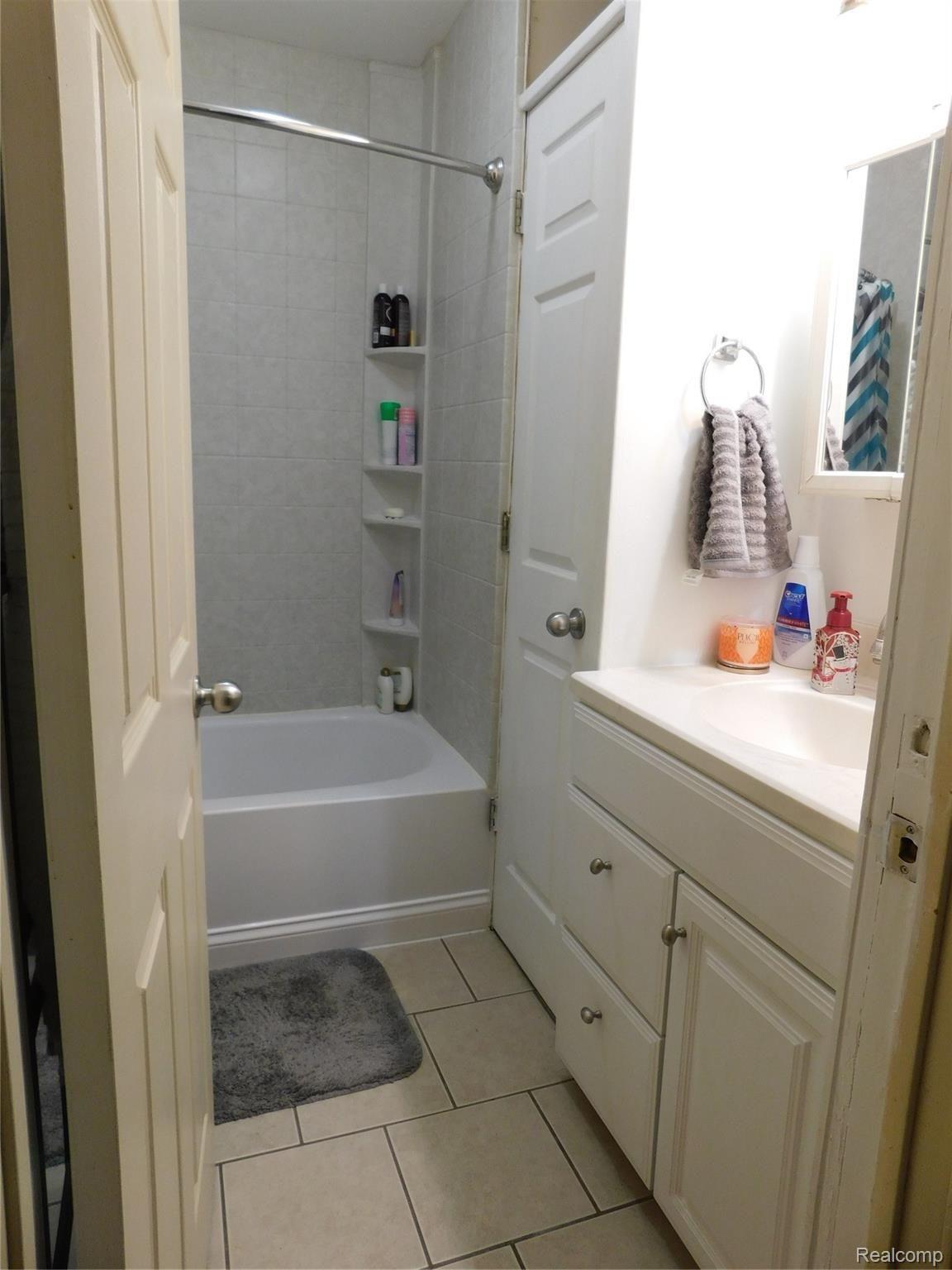 2539 Lavelle Road Flint, MI 48504 - Photo 11 of 22 DSCN9445.JPG