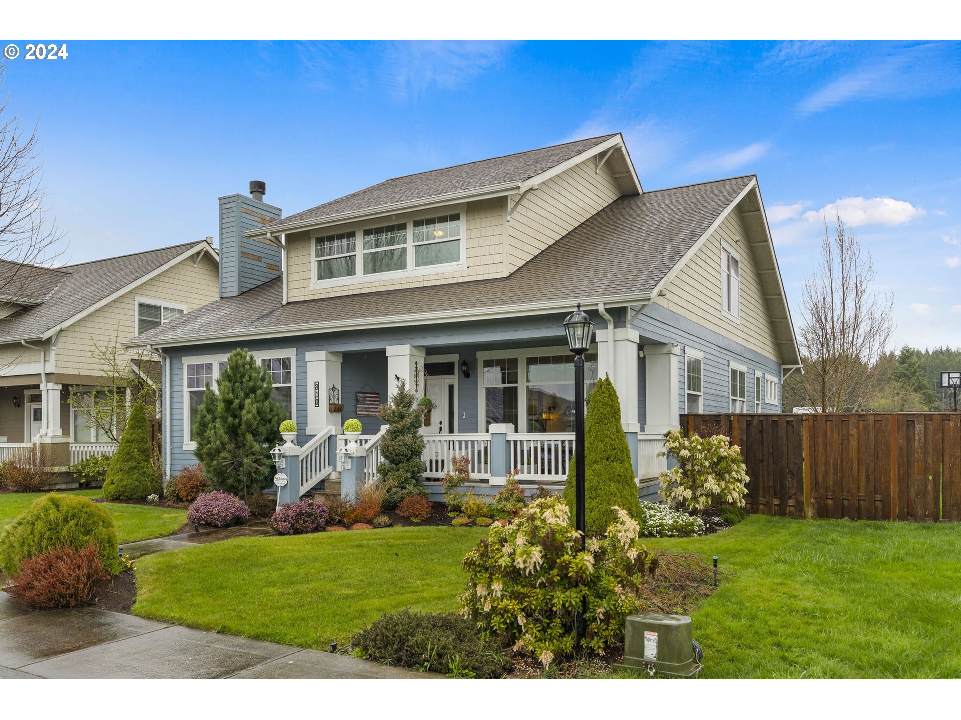 810 Miller Street Winlock, WA 98596 - Photo 2 of 29 a front view of a house with garden