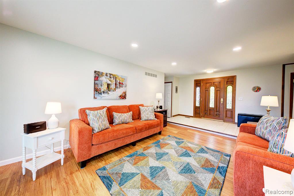 43266 Barchester Road Canton, MI 48187 - Photo 5 of 35