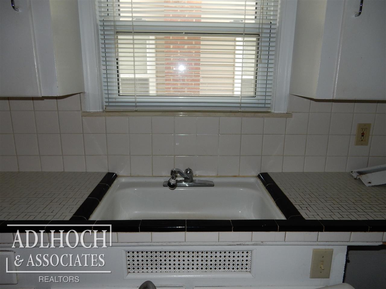 2064 Roslyn Road Grosse Pointe Woods, MI 48236 - Photo 5 of 16