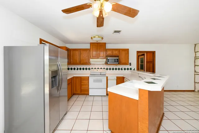 $330,000 | 904 Eagle Creek Drive, Floresville, TX 78114