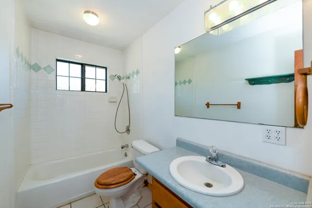 $330,000 | 904 Eagle Creek Drive, Floresville, TX 78114