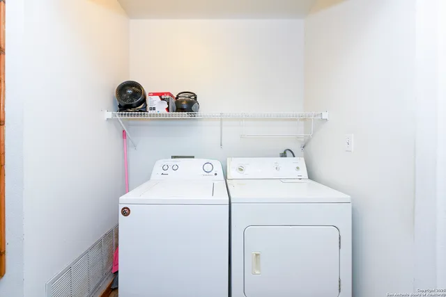 $330,000 | 904 Eagle Creek Drive, Floresville, TX 78114