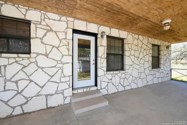 $330,000 | 904 Eagle Creek Drive, Floresville, TX 78114