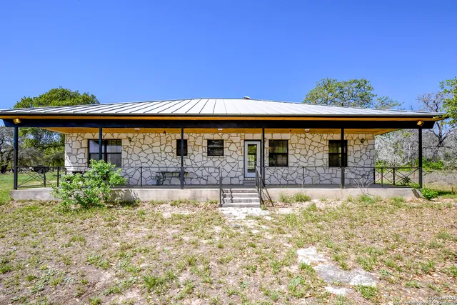 $330,000 | 904 Eagle Creek Drive, Floresville, TX 78114