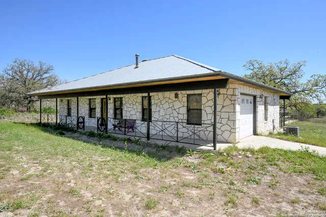 $330,000 | 904 Eagle Creek Drive, Floresville, TX 78114