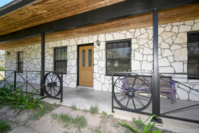 $330,000 | 904 Eagle Creek Drive, Floresville, TX 78114