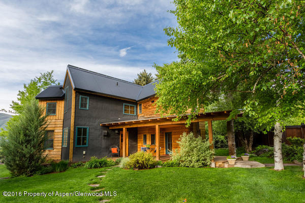 a view of a house with backyard and garden