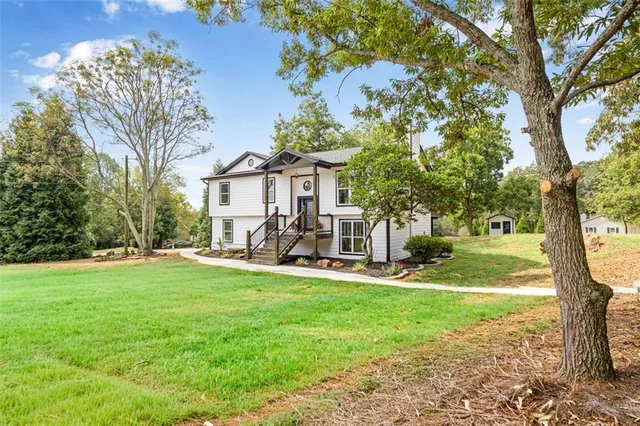 a view of a yard in front of house