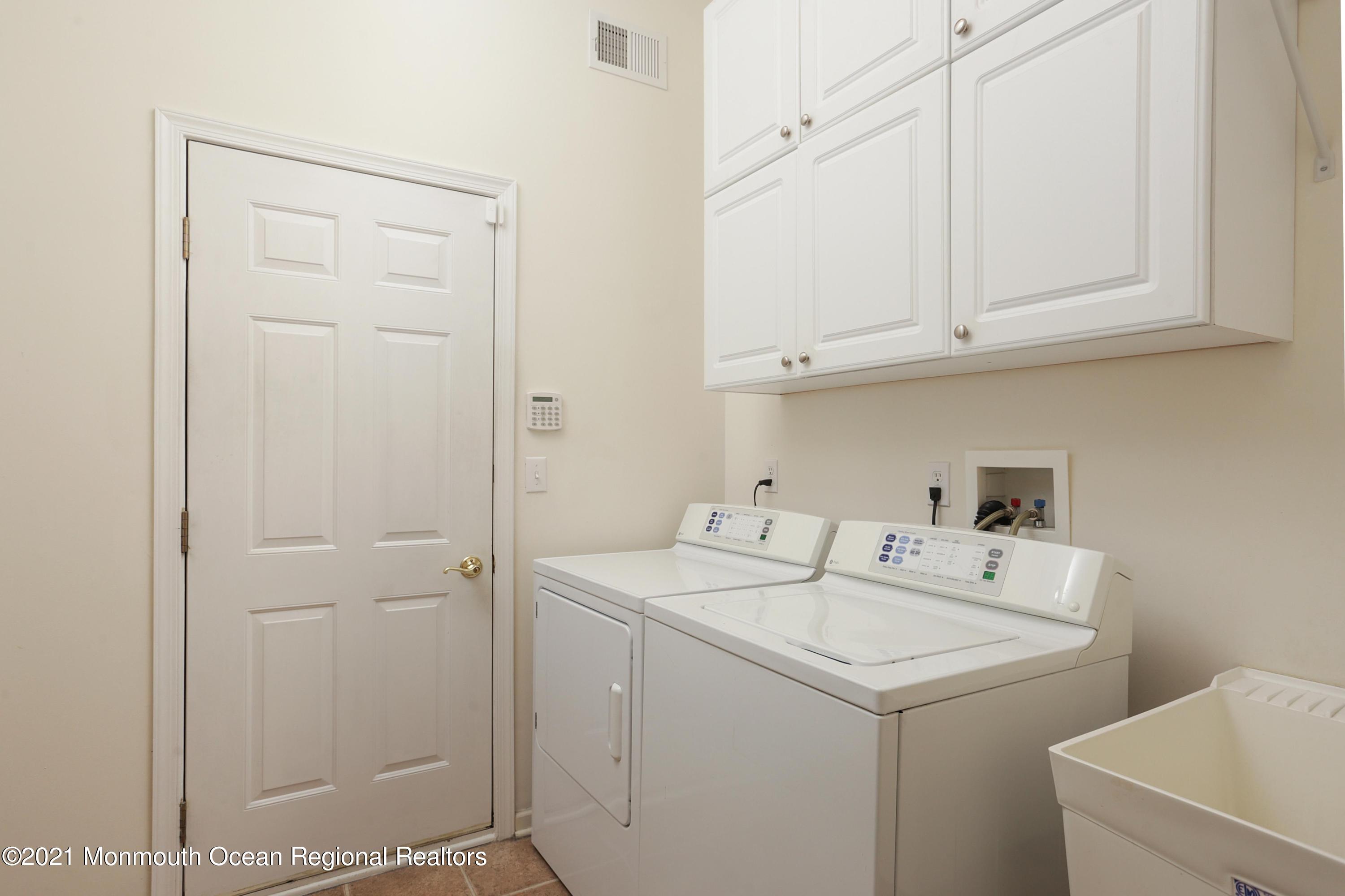 21 Crooked Stick Road Jackson, NJ 08527 - Photo 22 of 37 a utility room with dryer and washer
