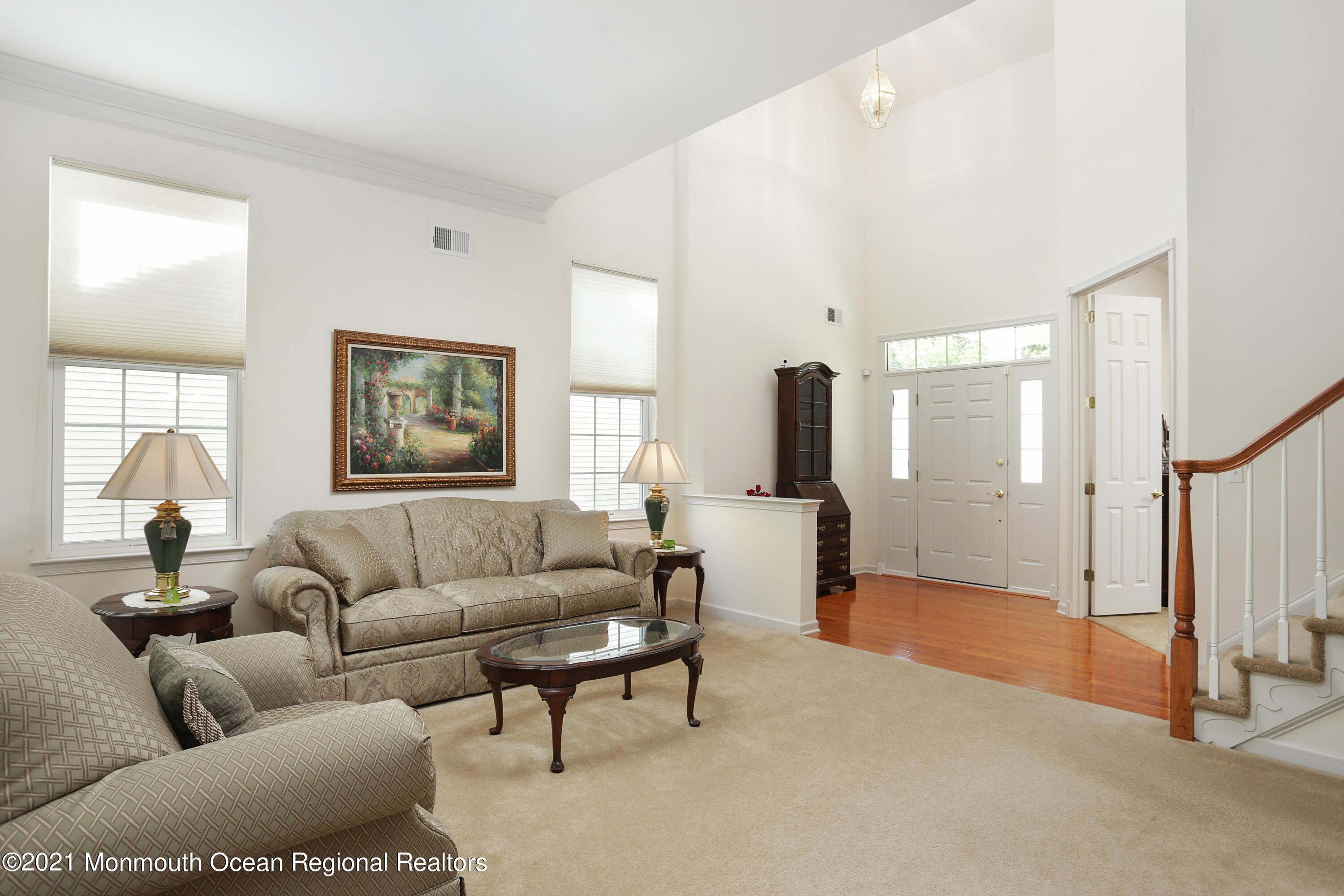 21 Crooked Stick Road Jackson, NJ 08527 - Photo 6 of 37 a living room with furniture and a lamp