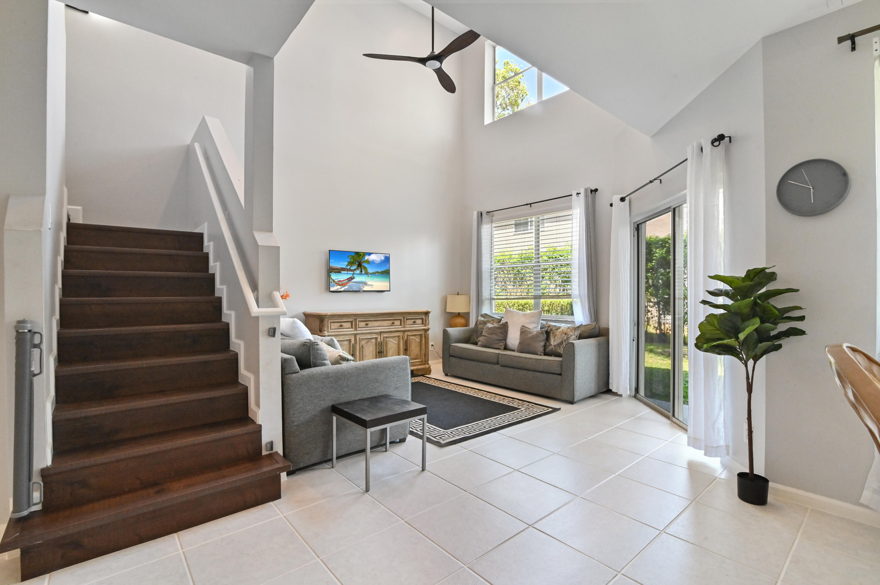 20950 Vía Jasmine, Unit 3 Boca Raton, FL 33428 - Photo 12 of 35 12 Living room 03