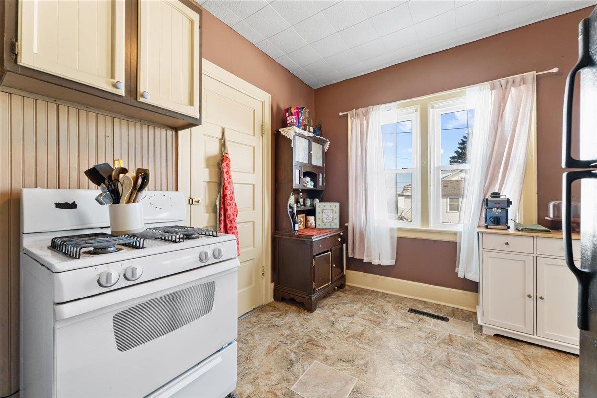 313 Center Street Kewaunee, WI 54216 - Photo 12 of 25