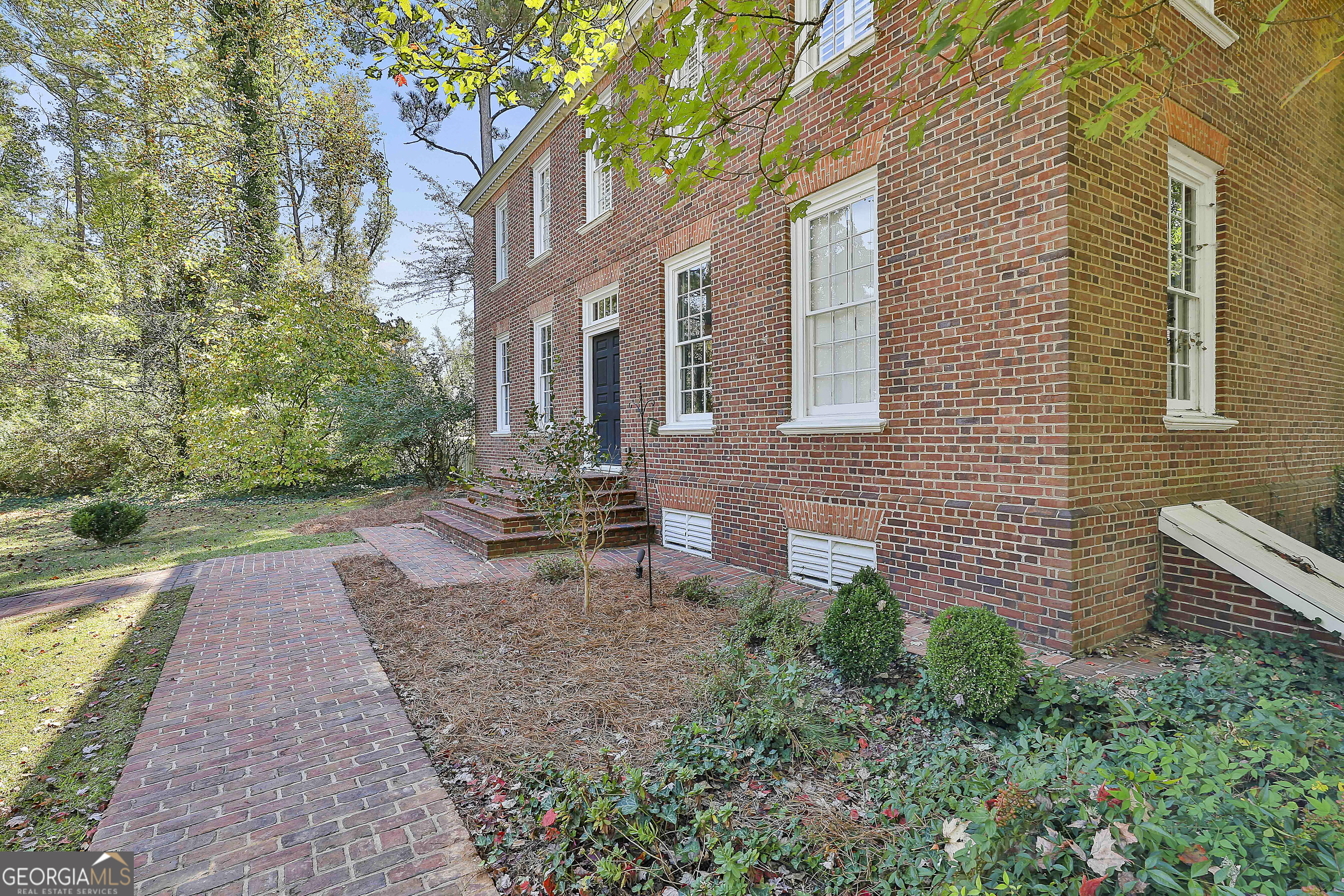 405 North Pine Hill Road Griffin, GA 30223 - Photo 5 of 72 a backyard of a house with lots of green space