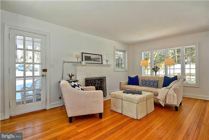 9331 Caroline Avenue Silver Spring, MD 20901 - Photo 5 of 30 Living Room