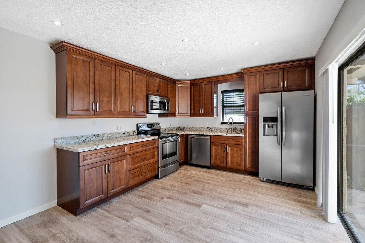 7689 Courtyard Run West Boca Raton, FL 33433 - Photo 6 of 27 Kitchen