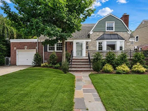 $879,000 | 198 Canterbury Gate, Lynbrook, NY 11563