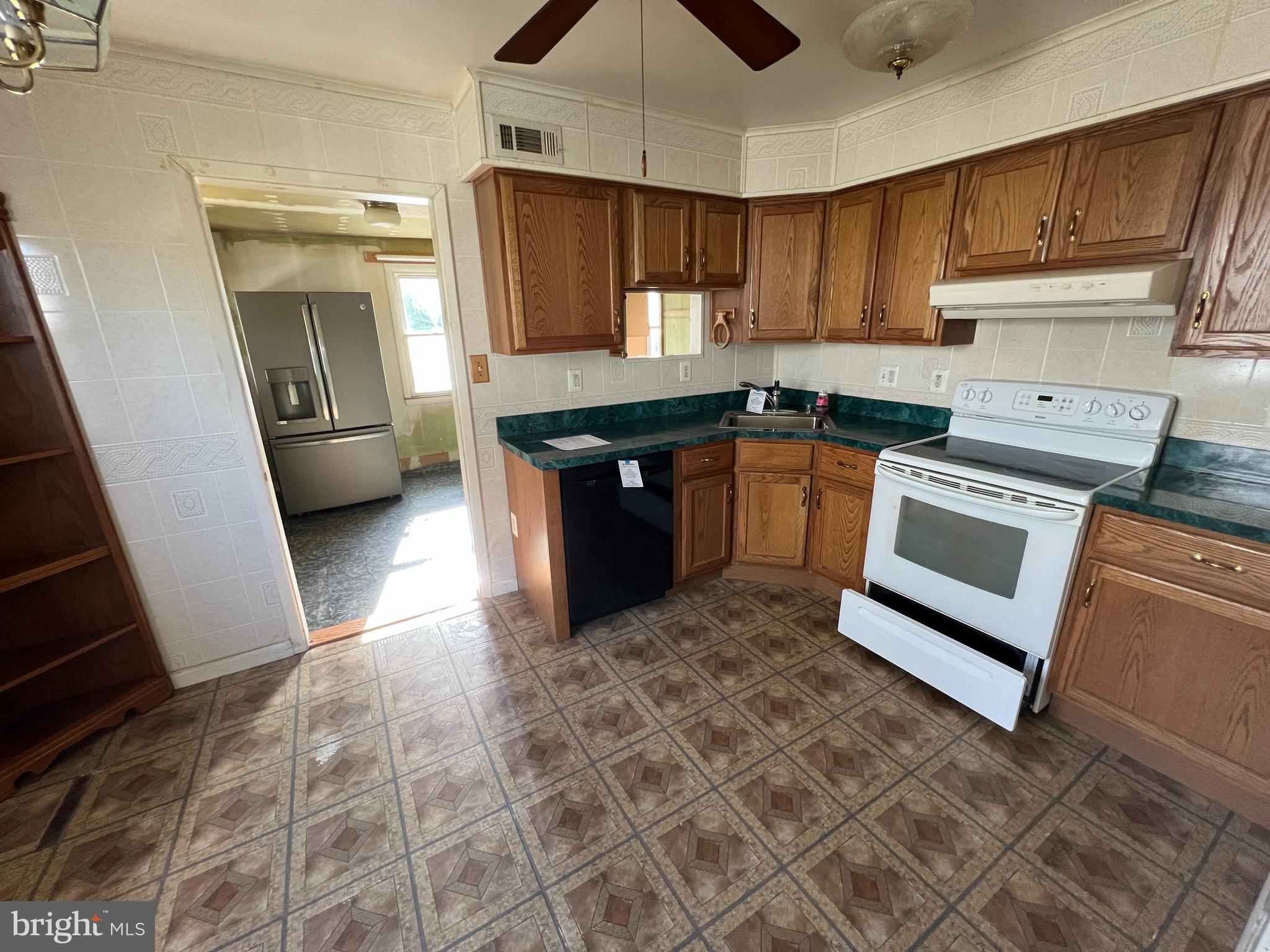 8231 Longpoint Road Baltimore, MD 21222 - Photo 4 of 13