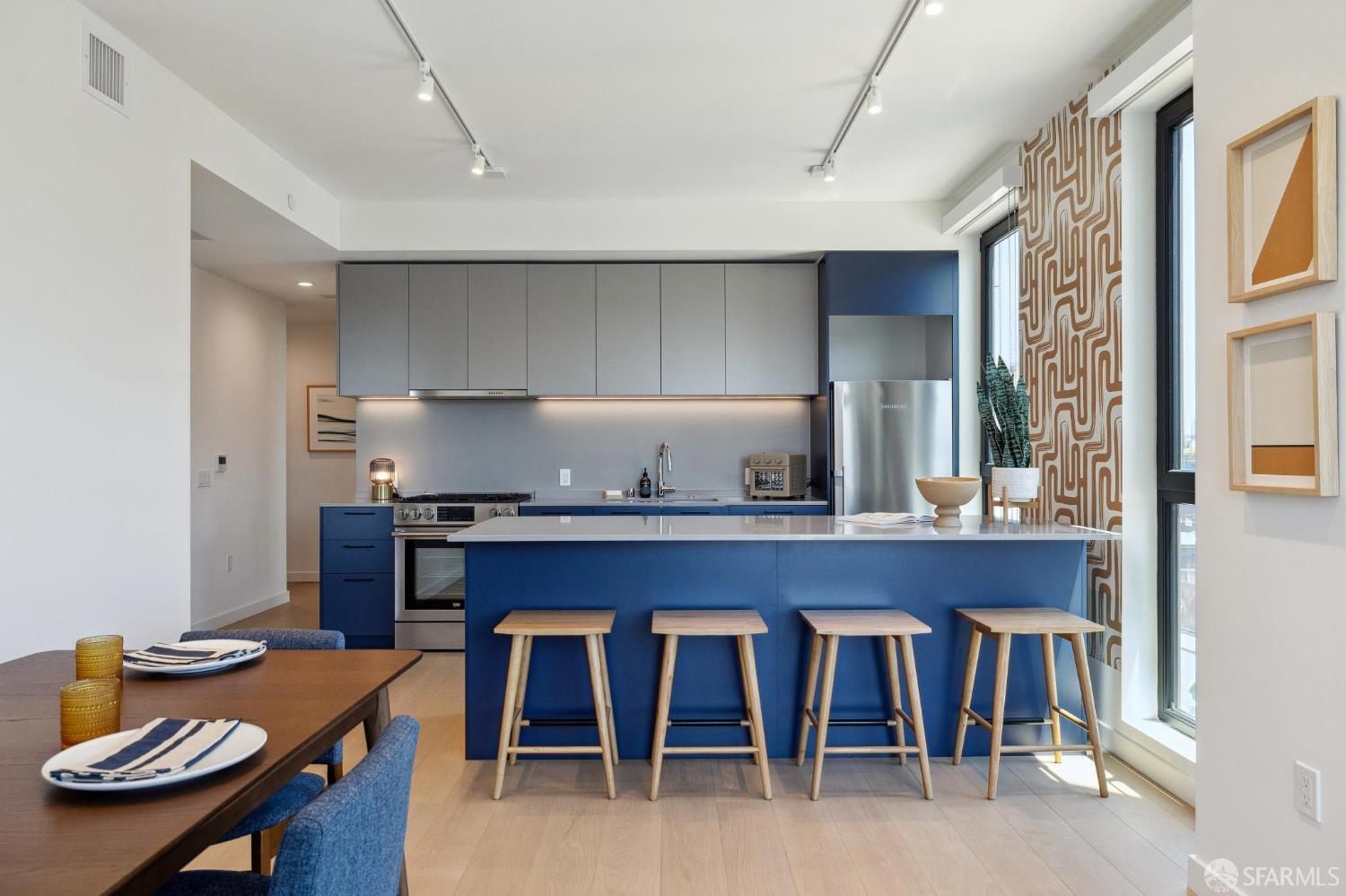 988 Harrison Street, Unit 707 San Francisco, CA 94107 - Photo 8 of 24 a kitchen with granite countertop a table and chairs in it