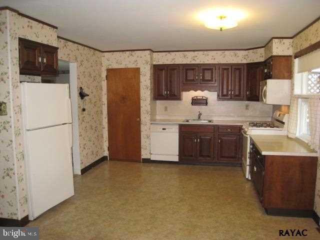 2185 Teslin Road York, PA 17404 - Photo 5 of 36
