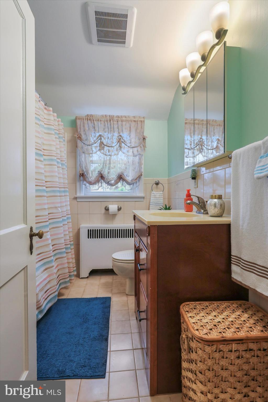 19 Valley View Lane Newtown Square, PA 19073 - Photo 29 of 40 Full Hall Bathroom