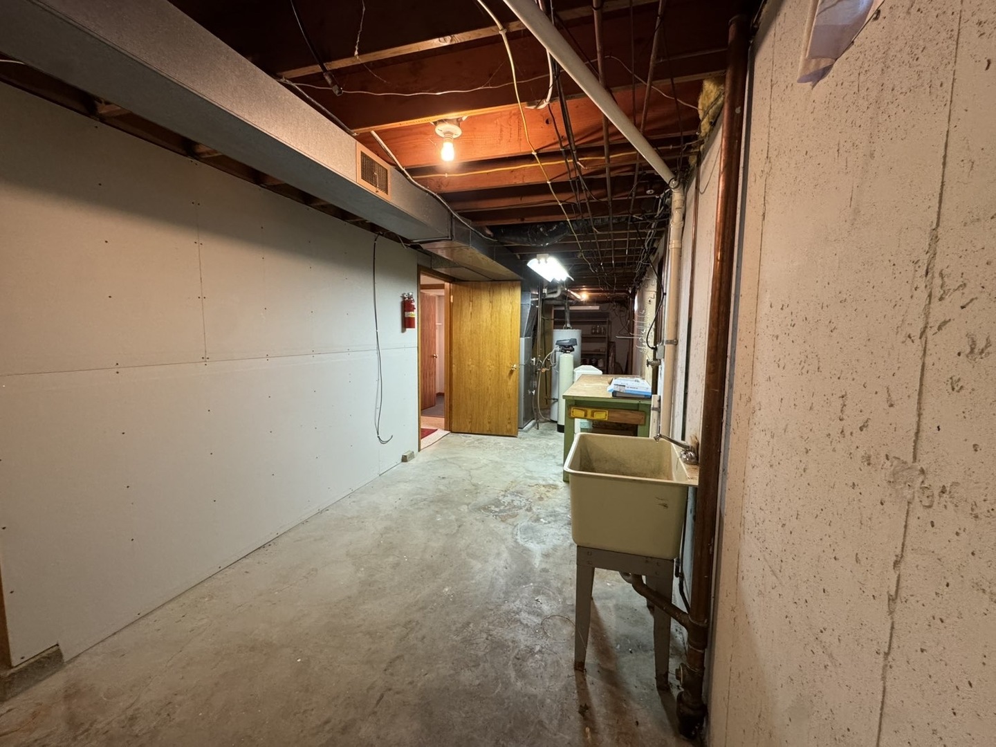 805 Keith Street Morrison, IL 61270 - Photo 32 of 33 a room with furniture and a window