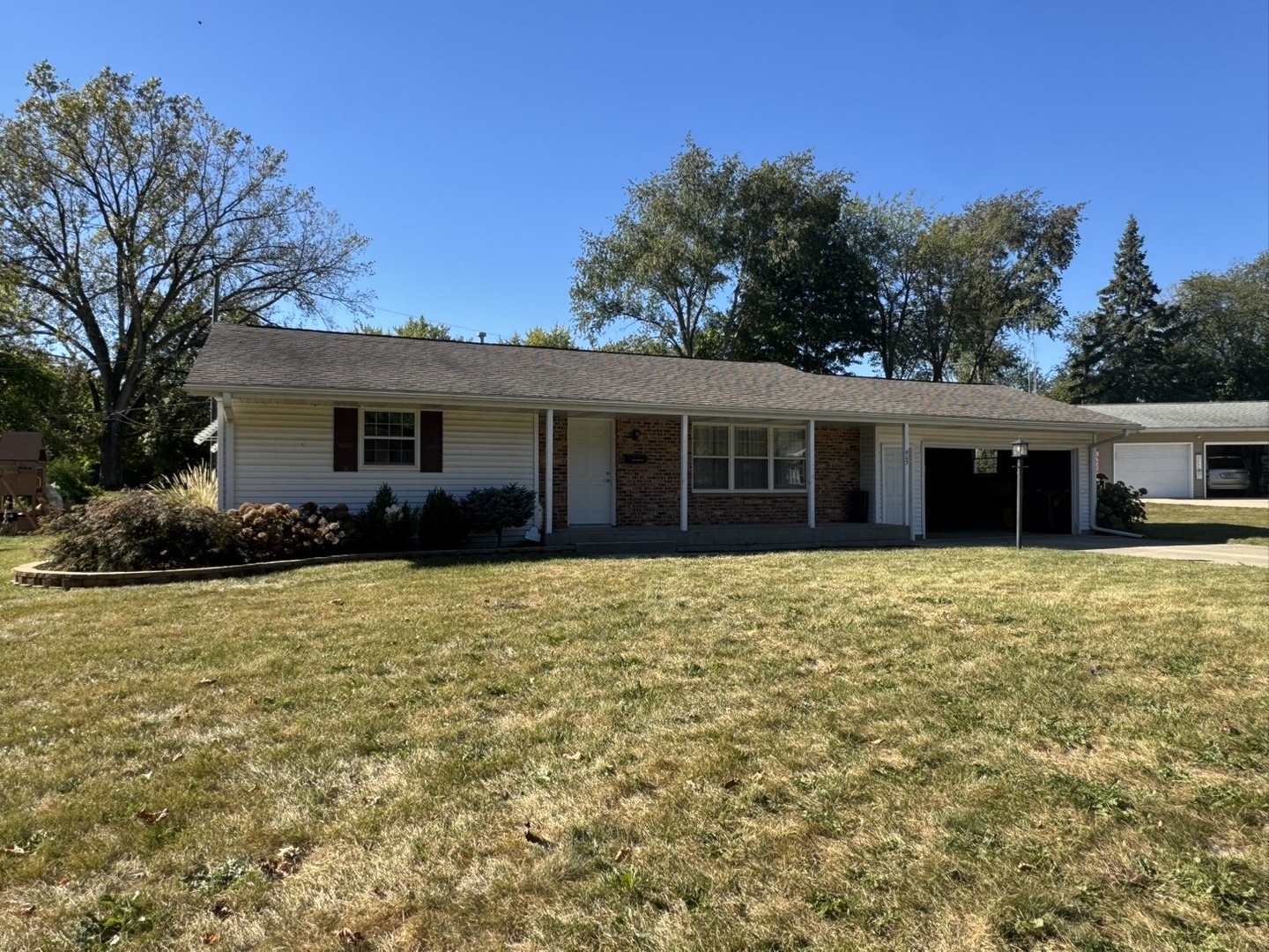 805 Keith Street Morrison, IL 61270 - Photo 4 of 33 front view of a house with a yard