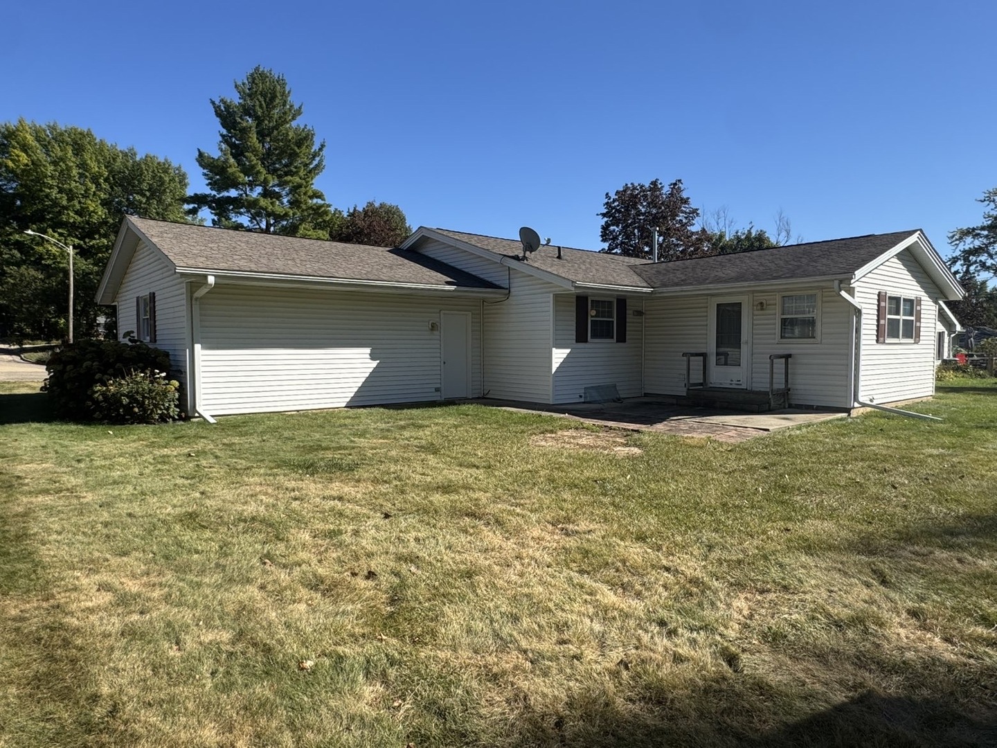 805 Keith Street Morrison, IL 61270 - Photo 7 of 33 a front view of a house with a garden