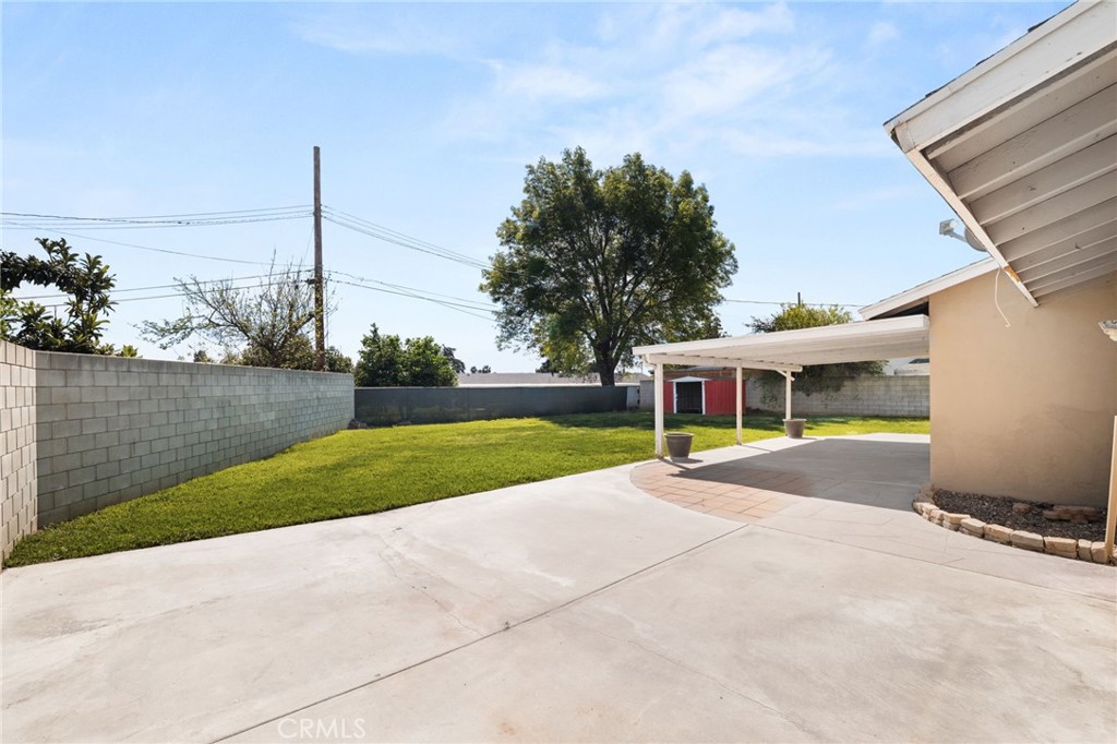 6661 Yucca Avenue Rialto, CA 92376 - Photo 28 of 44 a view of house with outdoor space and swimming pool